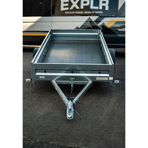 Neptun Pratik N7-253 framifrån med dragstång och profilerade sidor