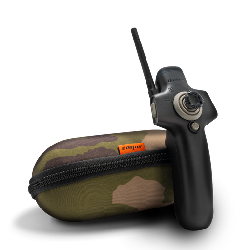 Deeper Spark Controller, svart fjärrkontroll bredvid ett fodral med kamouflagemönster