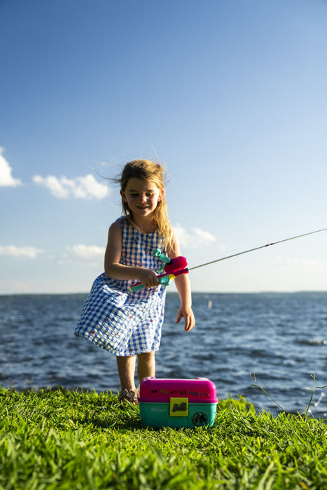 Barn fiskar vid vattnet med Barbie-set