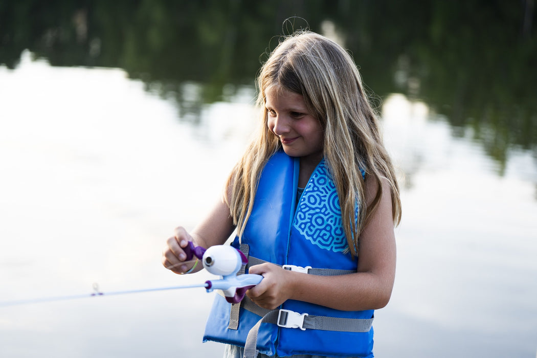 Barn med flytväst håller Frozen-rulle