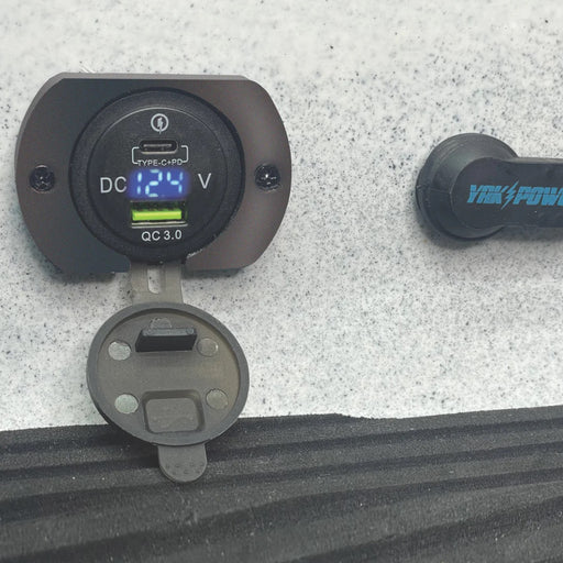 Yak Power UMP48 Dual USB-C and USB QC3.0 Snabbladdningsport med voltmeter kayakstore.se