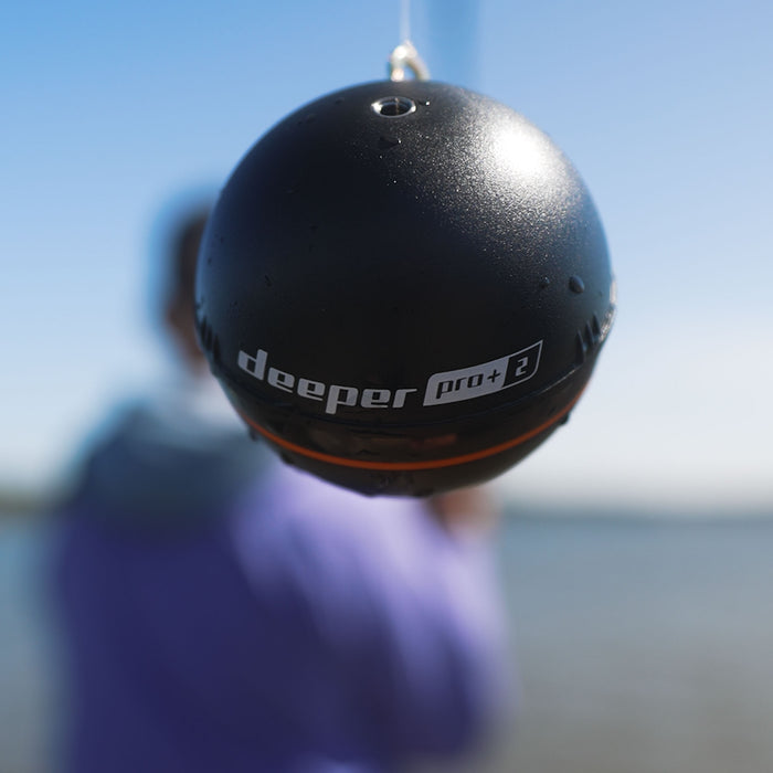 Deeper PRO+ 2 ekolod i närbild med en person och vatten i bakgrunden