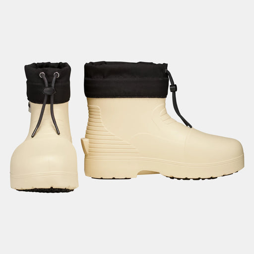 Ett par Fubuki Niseko 3.0 Low i sand sedda bakifrån och från sidan