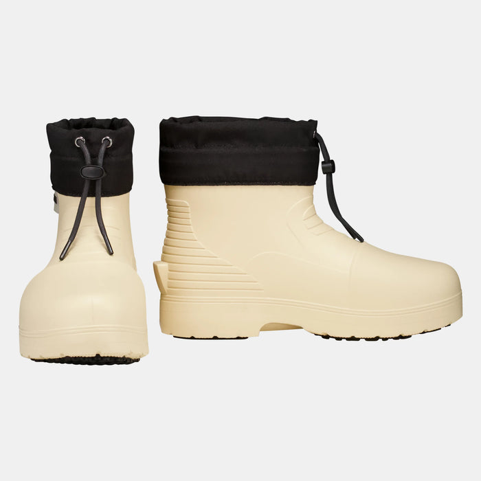 Ett par Fubuki Niseko 3.0 Low i sand sedda bakifrån och från sidan
