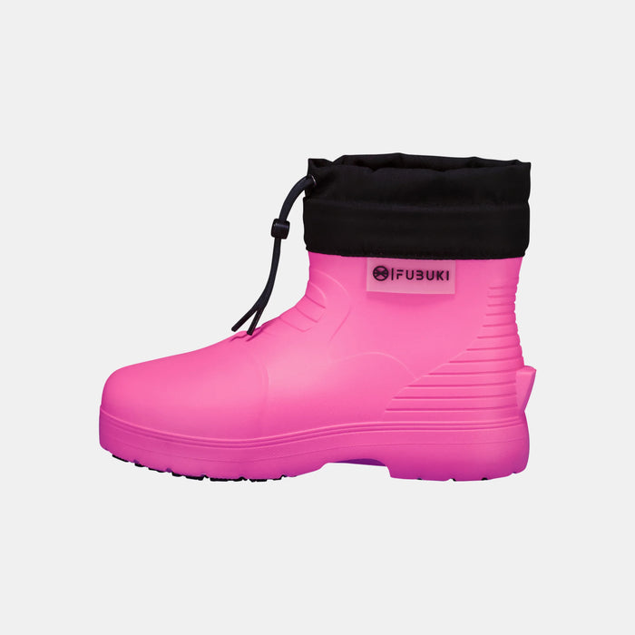 Fubuki Niseko 3.0 Low i rosa lågskaftad vinterstövel i profil med svart krage och dragsnöre