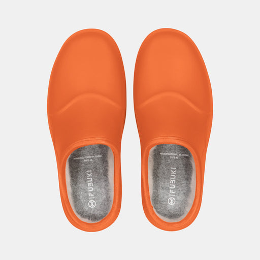 Ett par Fubuki Nozawa i orange sedda uppifrån med mjukt foder och Fubuki-logotyp på innersulan