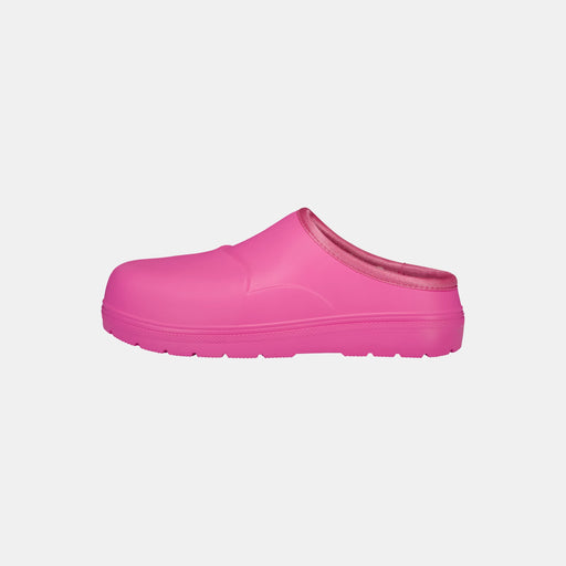 Fubuki Nozawa i rosa outdoor-toffel sedd från sidan