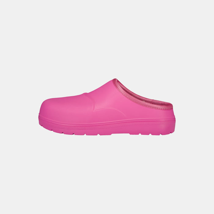 Fubuki Nozawa i rosa outdoor-toffel sedd från sidan