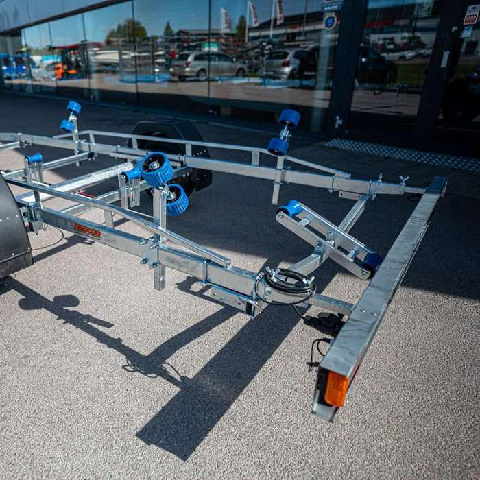 Neptun Navy 1300 snett bakifrån med sidostöd och rullar