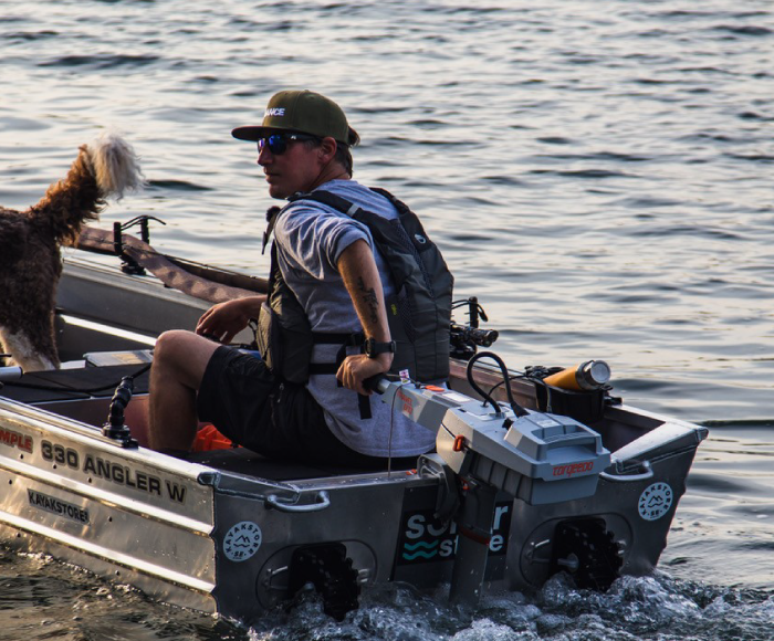 Torqeedo electric engine, with Dometic bottle, Garmin watch and NRS life jacket. All brands represented by Kayakstore.se