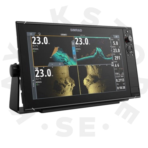 Simrad NSS16 EVO3S Combo MFD World Basemap (000-15407-001) – display sedd snett från sidan med sonarbilder i fyra fönster på skärmen