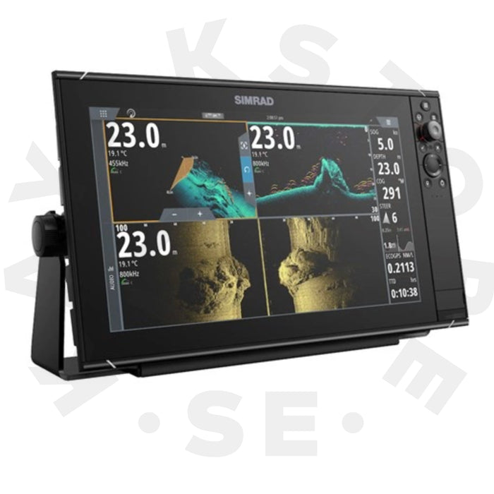 Simrad NSS16 EVO3S Combo MFD World Basemap (000-15407-001) – display sedd snett från sidan med sonarbilder i fyra fönster på skärmen